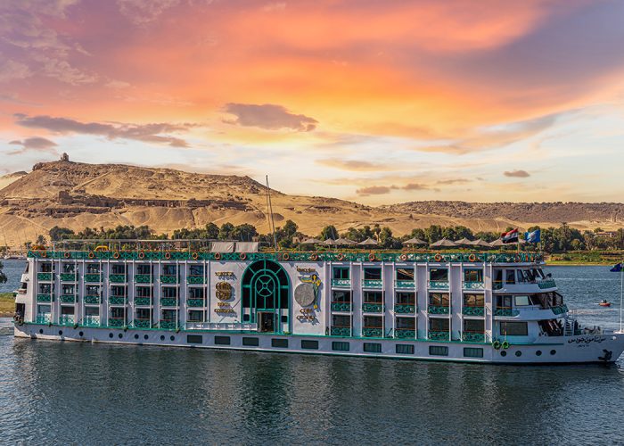 El Crucero por el Nilo de Lujo MS Sonesta Moon Goddess navegando por el Nilo en vista panorámica.