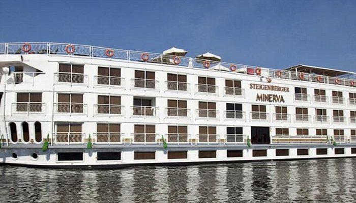Crucero Por el Nilo de Lujo Steigenberger Minerva navegando por el río Nilo, mostrando su elegancia y confort a bordo.