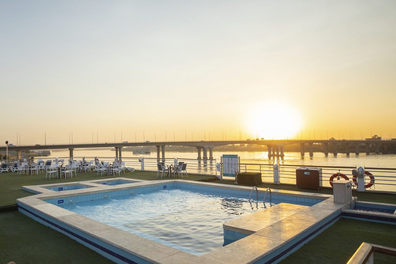 Crucero por el Nilo del Lujo MS Terramar piscina al aire libre con vistas al Nilo, área de relax y confort.