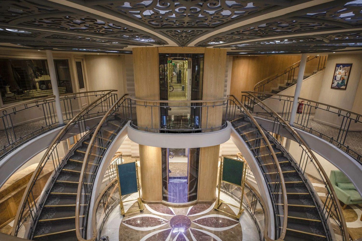 Crucero por el Nilo del Lujo MS Terramar recepción elegante con decoración de lujo y confort para los viajeros.