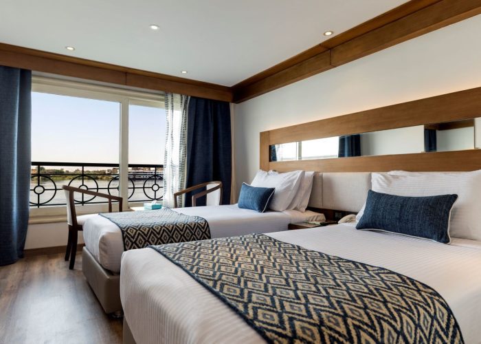 Crucero por el Nilo del Lujo MS Terramar habitación con vista al Nilo, diseño elegante y ambiente confortable.
