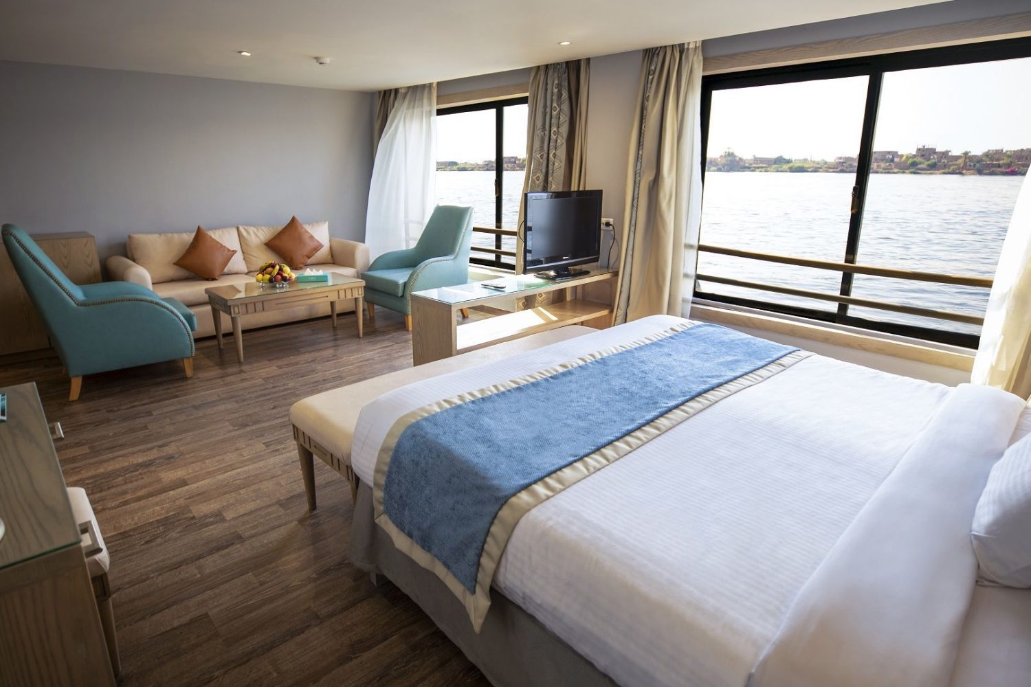 Crucero por el Nilo del Lujo MS Terramar habitación King con vista al Nilo, elegante y confortable.