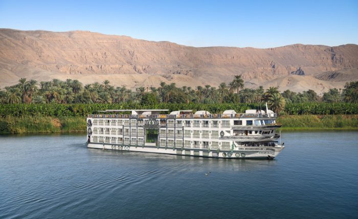 Crucero por el Nilo de Lujo Sonesta St. George navegando por el río Nilo entre Luxor y Asuán