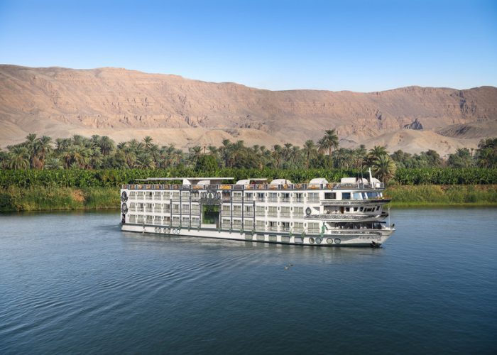 Crucero por el Nilo de Lujo Sonesta St. George navegando por el río Nilo entre Luxor y Asuán