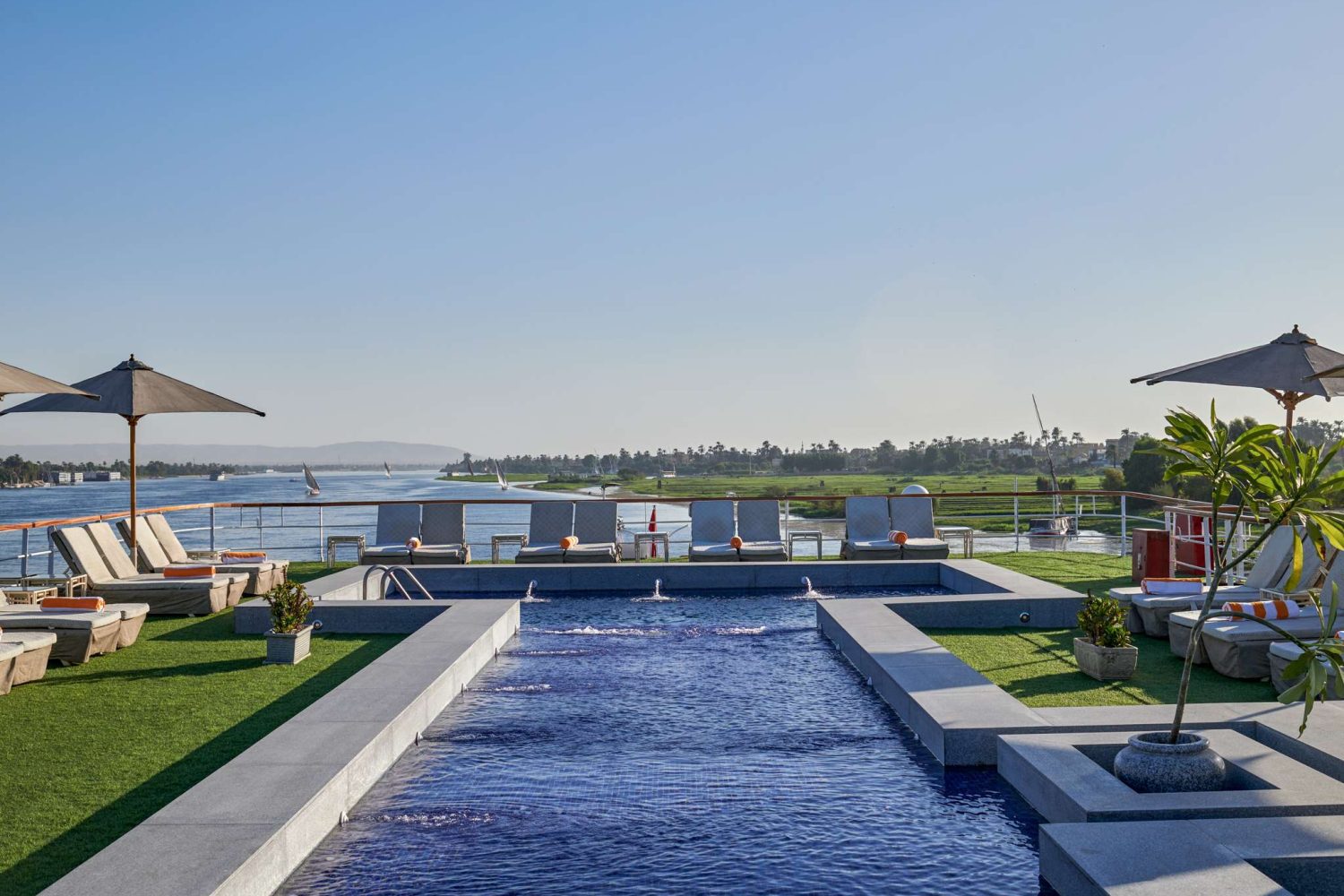 Crucero por el Nilo de Lujo Mövenpick MS Royal Lily piscina al aire libre con vistas al Nilo
