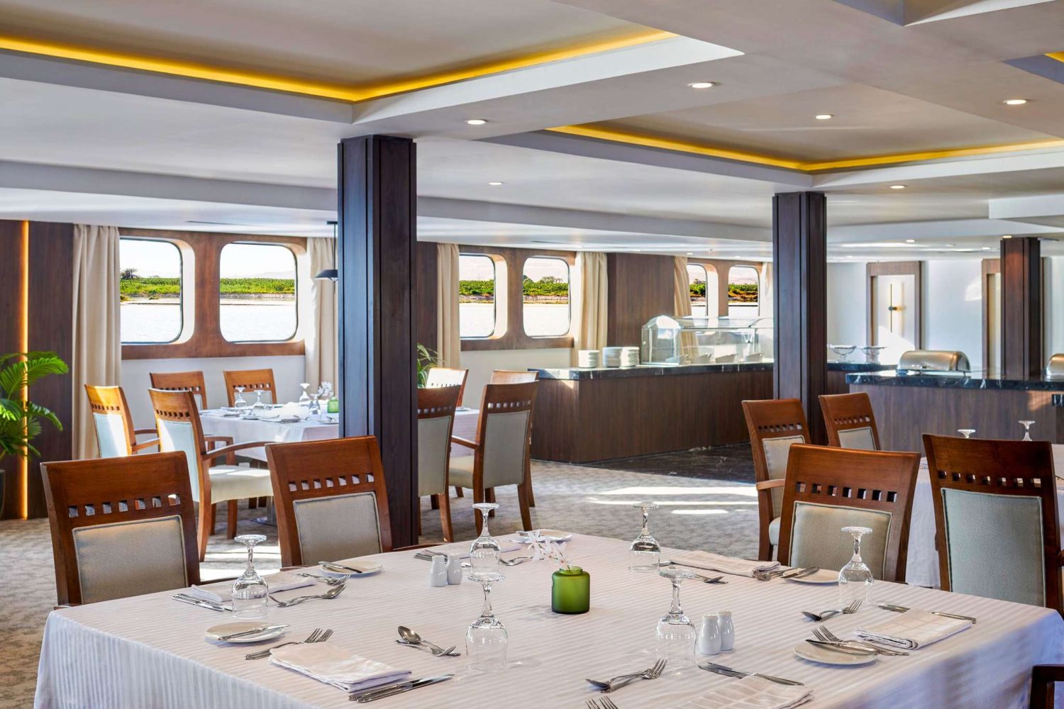 Crucero por el Nilo de Lujo Mövenpick MS Royal Lily restaurante principal con vistas al Nilo