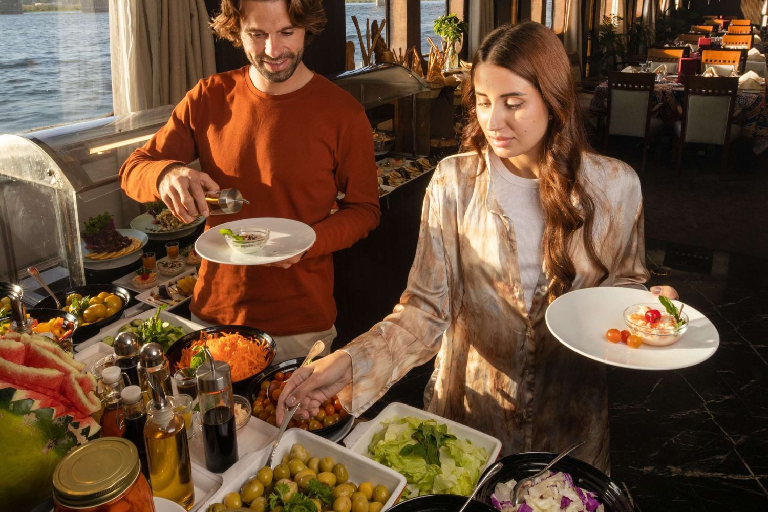 Crucero por el Nilo de Lujo Mövenpick MS Royal Lily restaurante buffet con vistas al Nilo