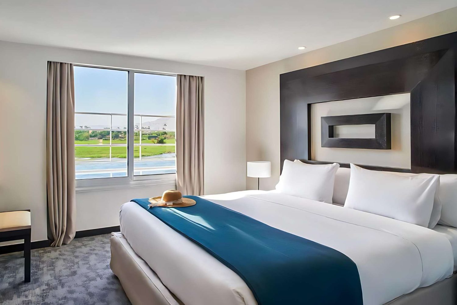 Crucero por el Nilo de Lujo Mövenpick MS Royal Lily habitación King con vistas panorámicas al Nilo