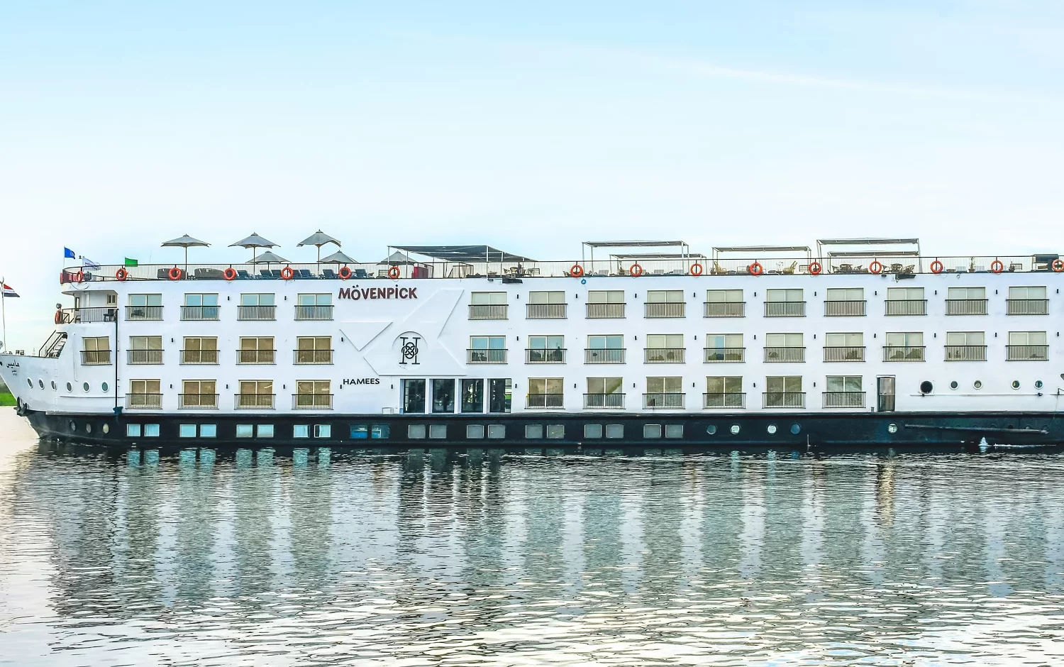 Crucero por el Nilo de Lujo en el Mövenpick MS Hamees vista exterior del barco navegando por el río Nilo entre Luxor y Asuán.