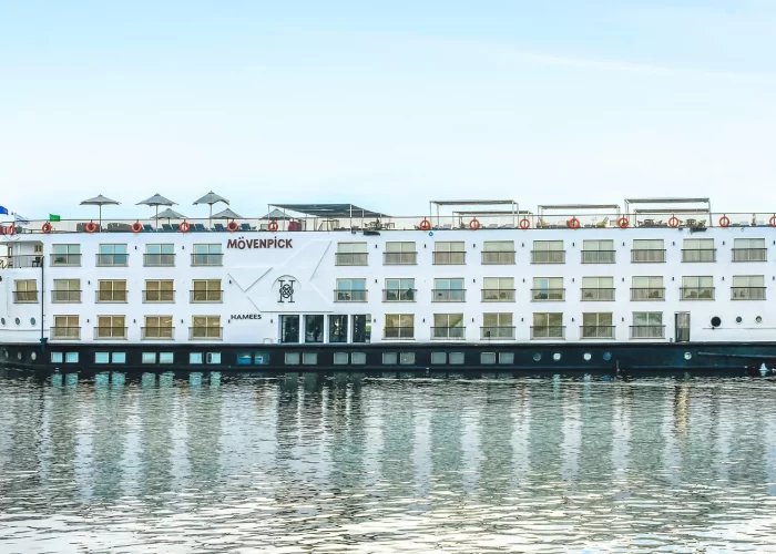 Crucero por el Nilo de Lujo en el Mövenpick MS Hamees vista exterior del barco navegando por el río Nilo entre Luxor y Asuán.