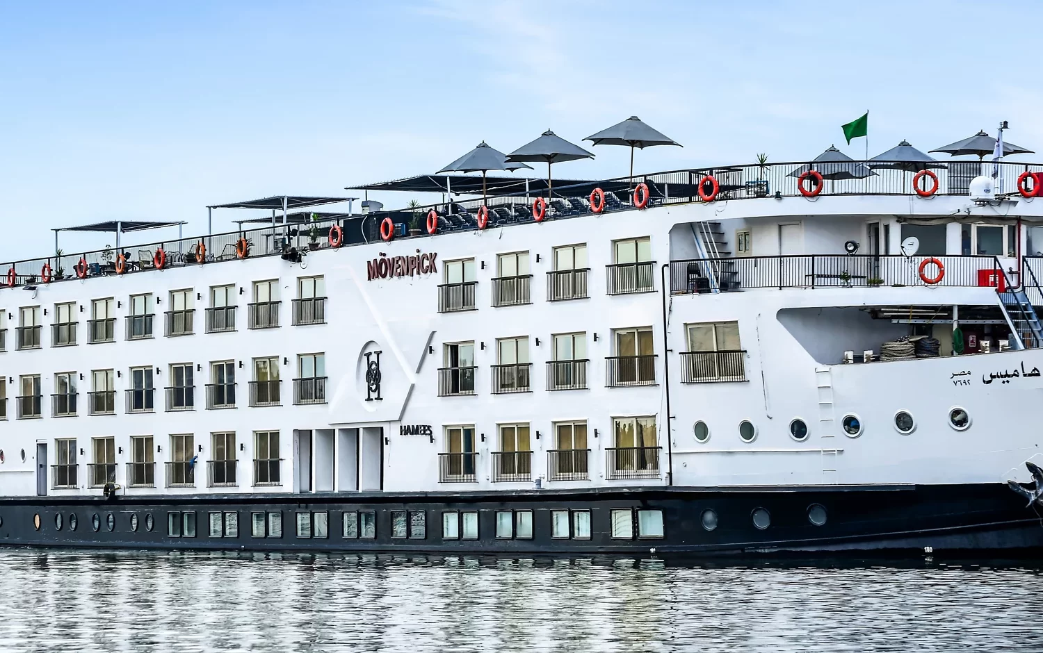 Crucero por el Nilo de Lujo en el Mövenpick MS Hamees crucero de lujo navegando por el río Nilo con vistas panorámicas del Alto Egipto.