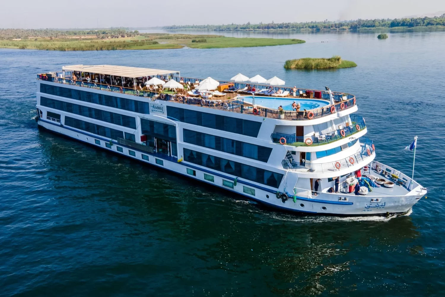 Crucero por el Nilo de Lujo a Bordo del MS Amwaj: Vista exterior de la nave navegando en el Nilo, Egipto