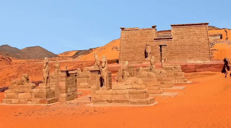 El Templo de Wadi El Seboua con su impresionante fachada faraónica en Nubia Egipto
