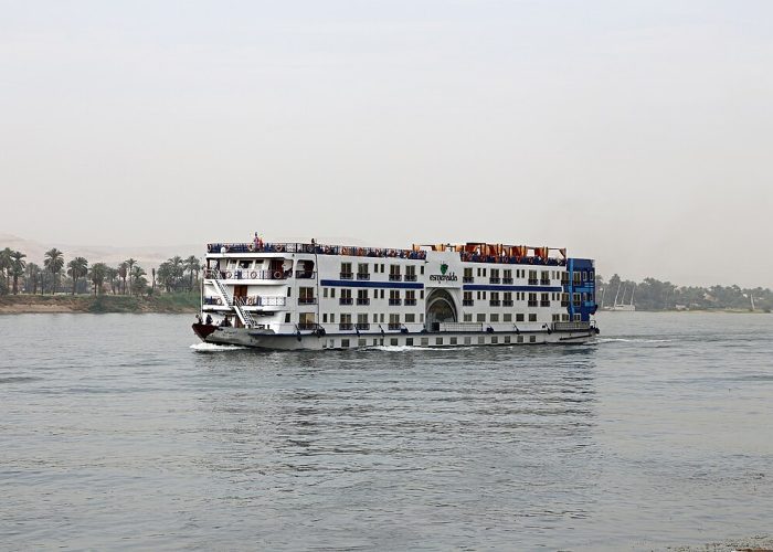 Crucero por el Nilo de Esmeralda en el río Nilo cerca de Luxor