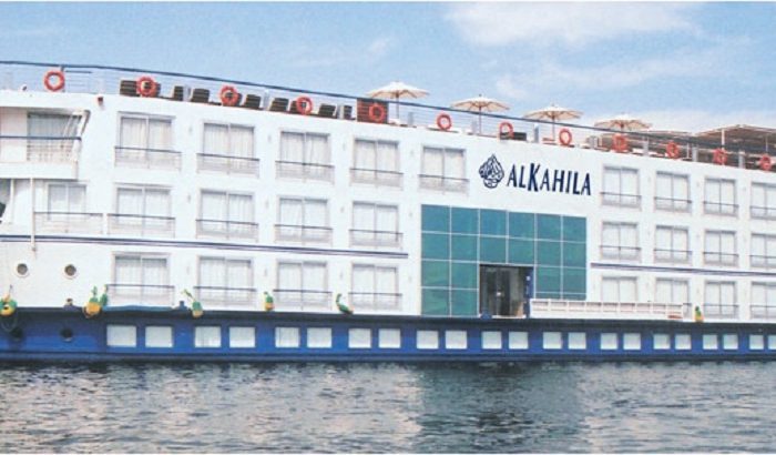 Crucero por el Nilo MS Al Kahila navegando por el río Nilo entre Luxor y Asuán