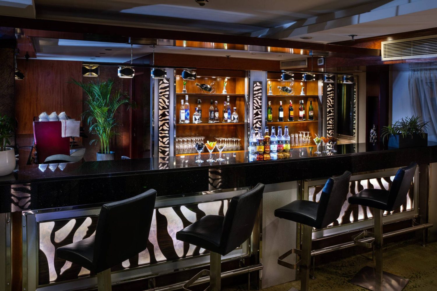 Crucero por el Nilo de Esmeralda: Bar Ruby con cócteles y vista al Nilo