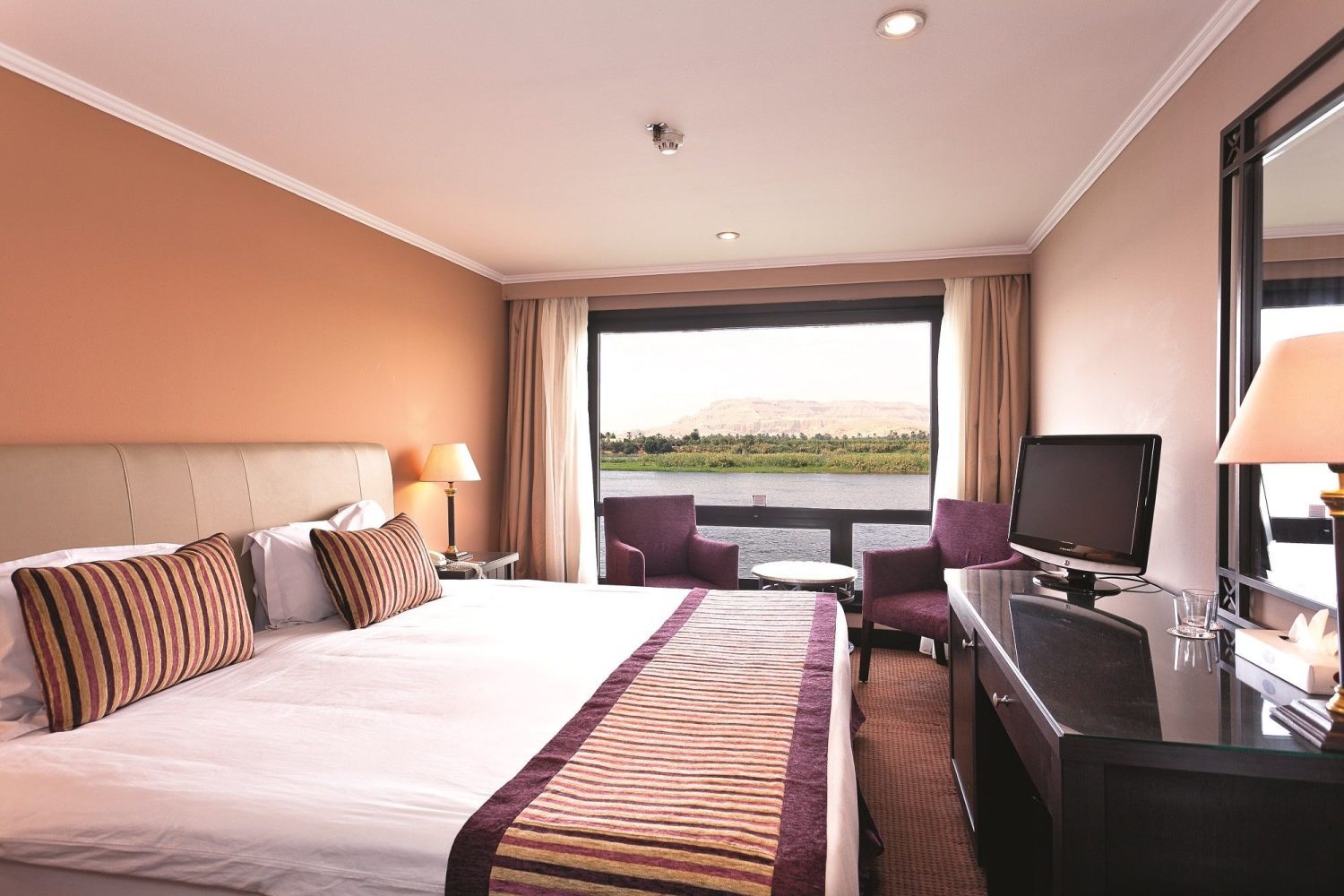 Crucero por el Nilo Jaz Crown Prince – Habitación King con Vista al Nilo