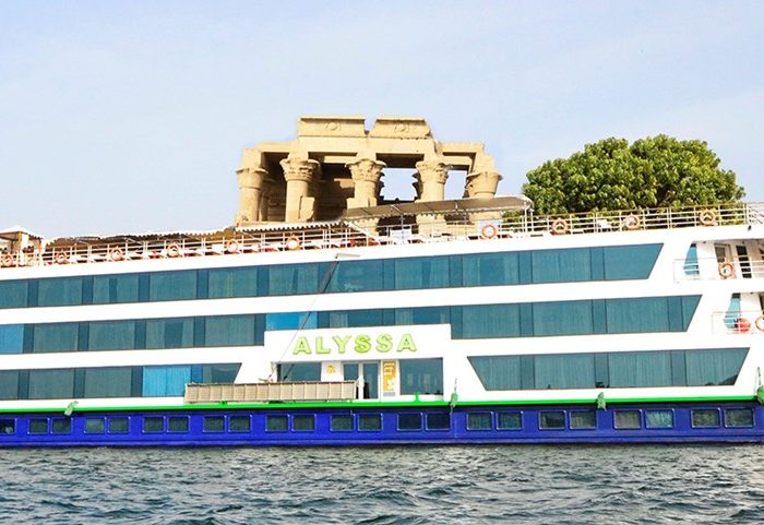Crucero por el Nilo de MY Alyssa navegando por el río Nilo entre Luxor y Asuán con vistas panorámicas y lujo a bordo.