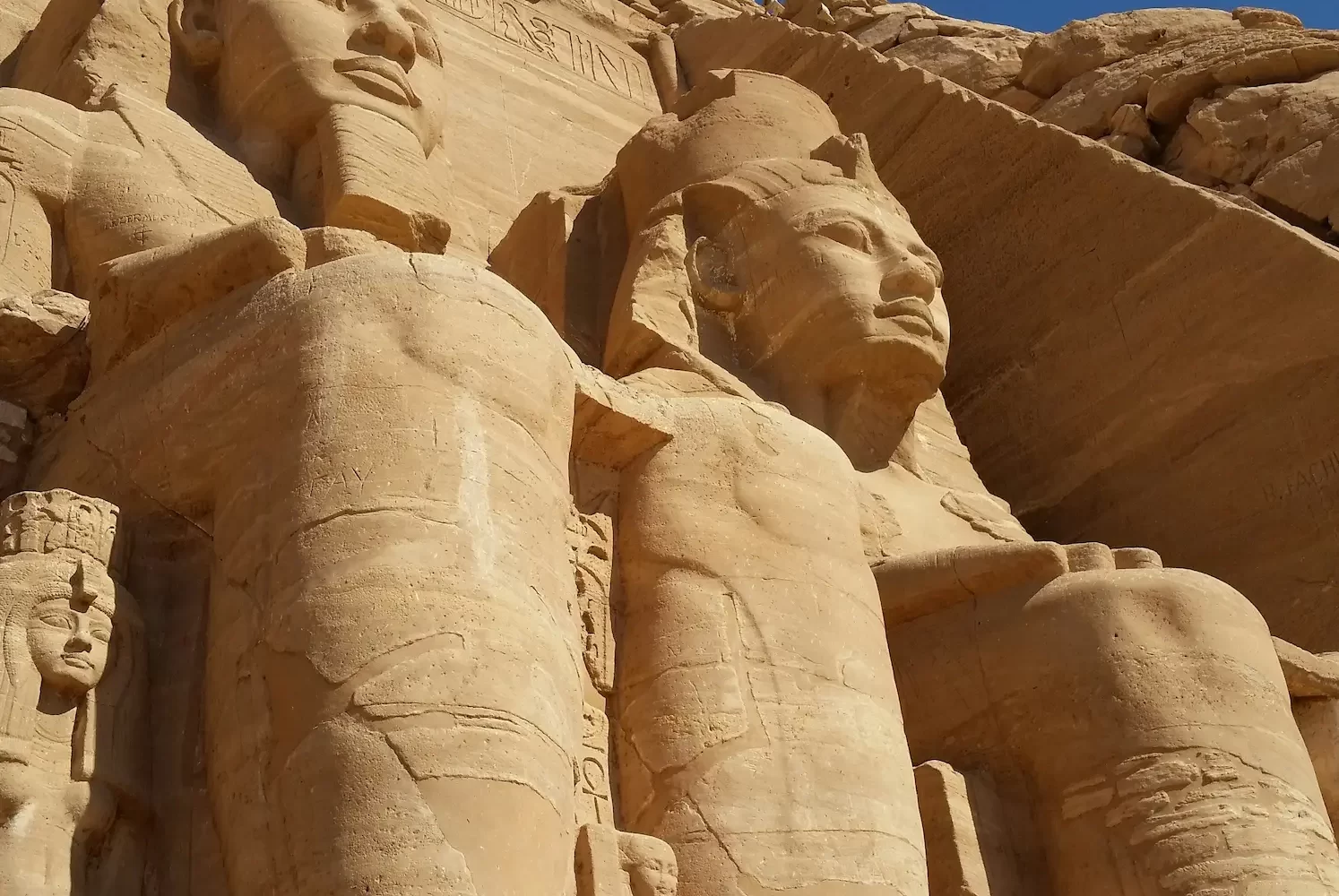 Templo de Abu Simbel visitado durante el Crucero por el Nilo Sonesta Sun Goddess, mostrando los colosales templos de Ramsés II y Nefertari.