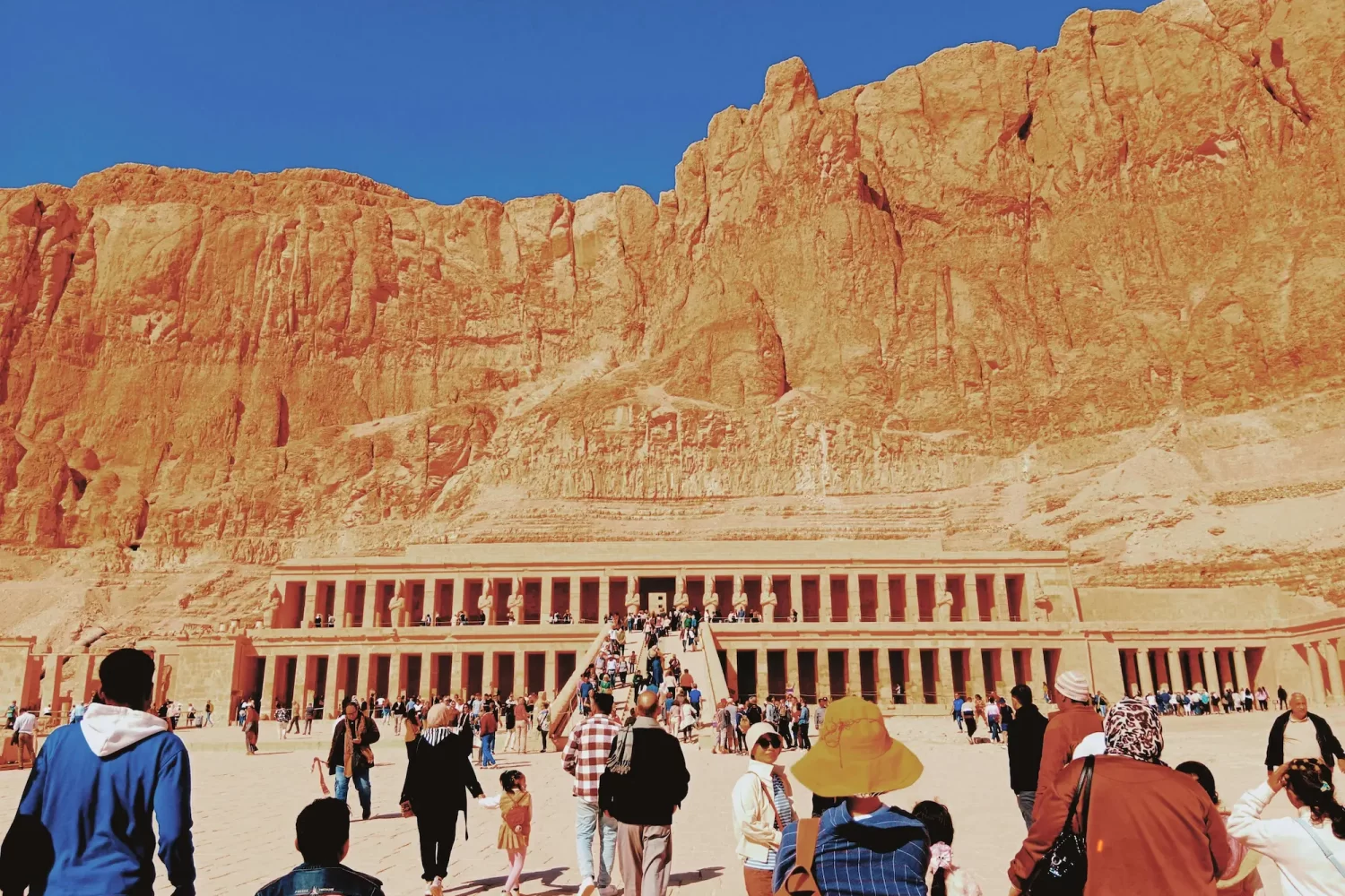 Templo de Hachepsut en Luxor visitado durante el Crucero por el Nilo Sonesta Sun Goddess, mostrando la arquitectura única y su historia faraónica.