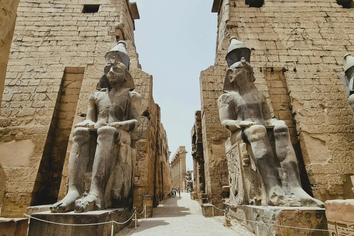 Templo de Luxor visitado desde el Crucero por el Nilo Sanctuary Nile Adventurer, mostrando columnatas y estatuas faraónicas