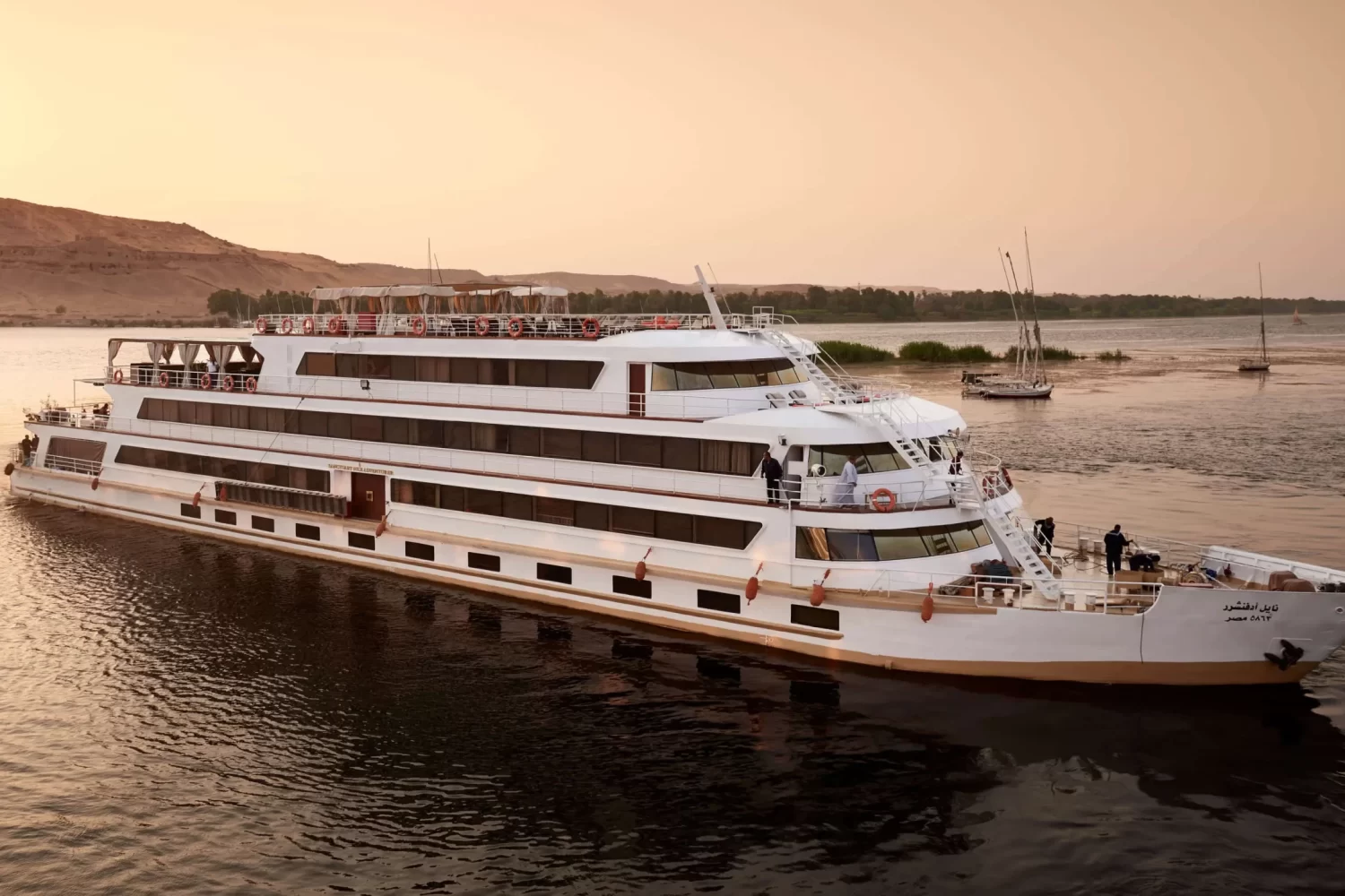 Crucero por el Nilo Sanctuary Nile Adventurer de Gran Lujo navegando por el río Nilo entre Luxor y Asuán