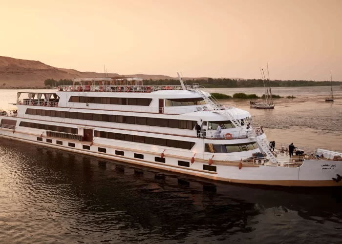 Crucero por el Nilo Sanctuary Nile Adventurer de Gran Lujo navegando por el río Nilo entre Luxor y Asuán