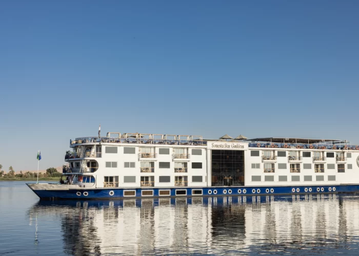 Crucero por el Nilo Sonesta Star Goddess navegando por el río Nilo entre Luxor y Asuán