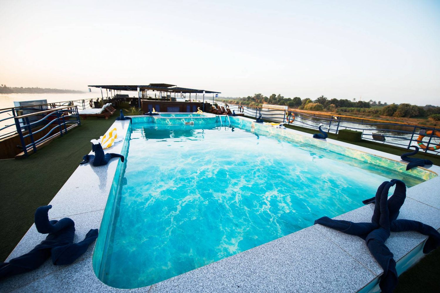 Crucero por el Nilo MS Royal La Terrasse: Piscina exterior con vistas al Nilo, disfrutando del lujo y la comodidad durante la navegación.