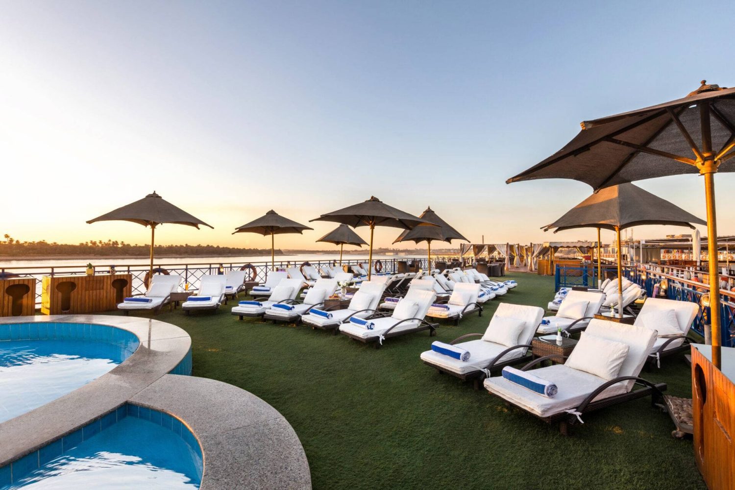 Crucero por el Nilo de Esmeralda: Piscina exterior y Sun Deck con vistas panorámicas del Nilo