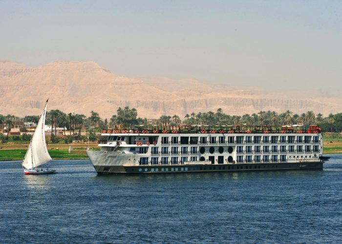 Crucero por el Nilo MS Mayfair navegando por el río Nilo entre Luxor y Asuán con vistas panorámicas y experiencia de lujo