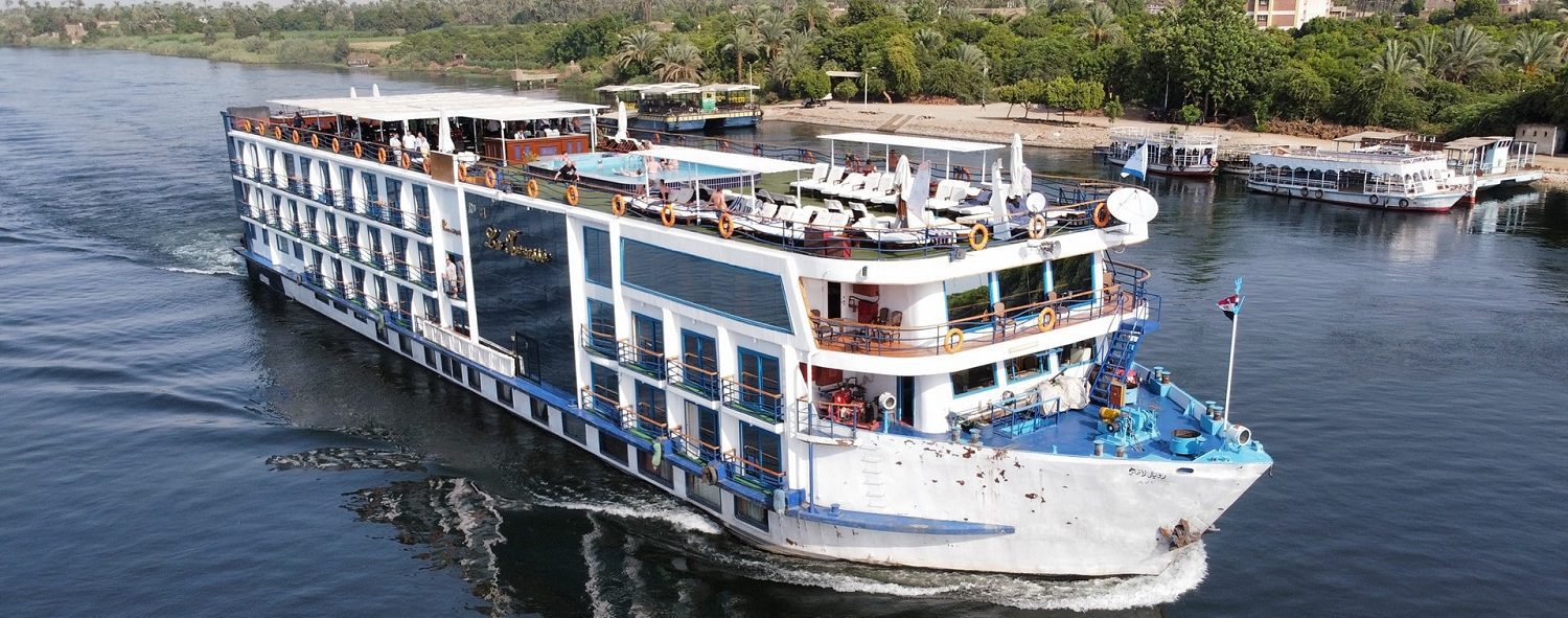 Crucero por el Nilo MS Royal La Terrasse: Navegando por el majestuoso río Nilo, ofreciendo lujo y confort durante tu travesía por el Alto Egipto.