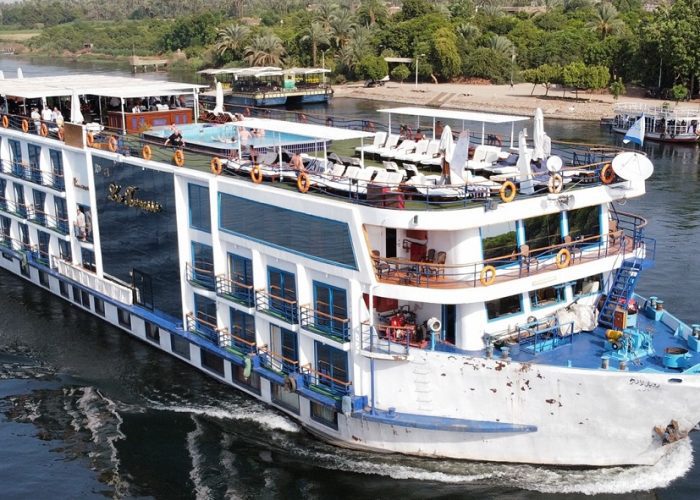 Crucero por el Nilo MS Royal La Terrasse: Navegando por el majestuoso río Nilo, ofreciendo lujo y confort durante tu travesía por el Alto Egipto.