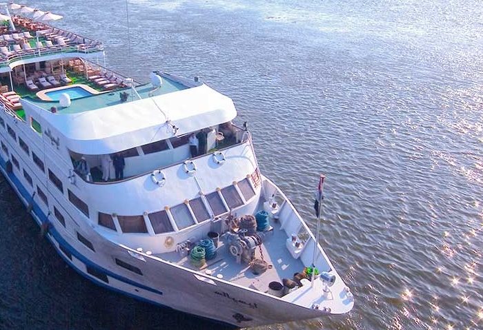Crucero por el Nilo MS Salacia navegando por el río Nilo entre Luxor y Asuán