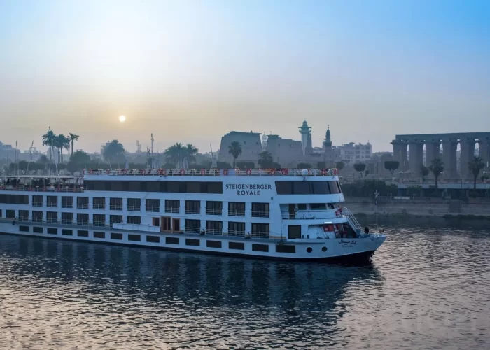 Crucero por el Nilo Steigenberger Royale navegando por el río Nilo entre Luxor y Asuán