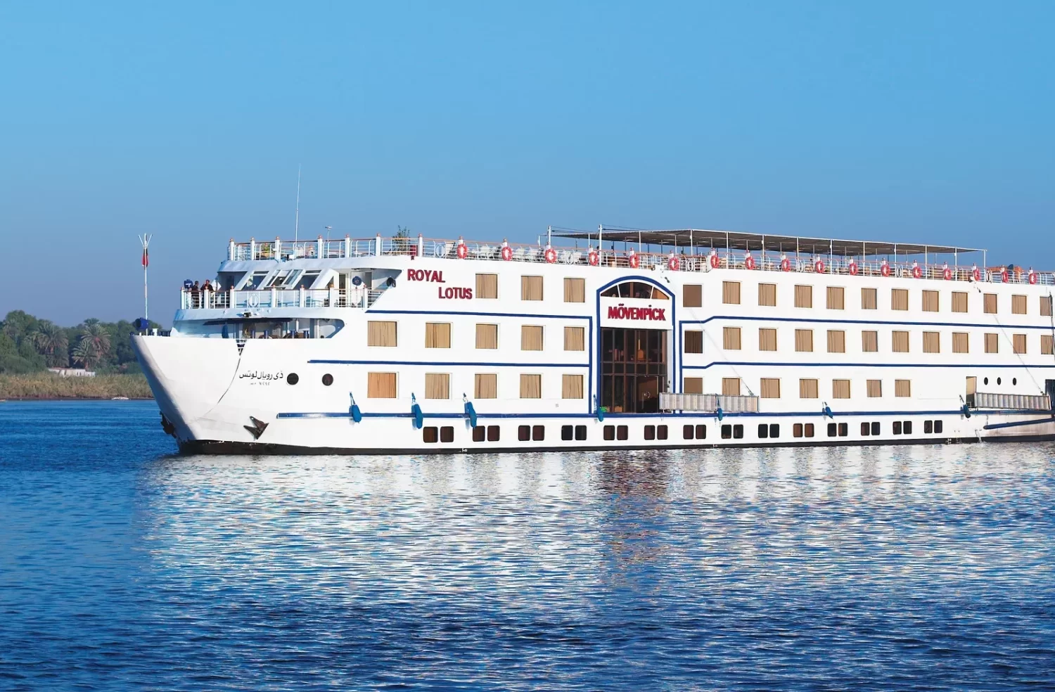 Crucero por el Nilo de Lujo Mövenpick Royal Lotus: Vista panorámica del crucero navegando por el Nilo, mostrando su elegante diseño y lujo entre Luxor y Asuán.