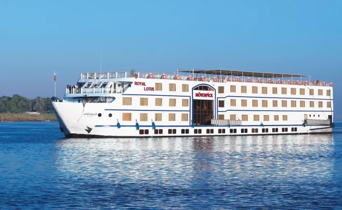 Crucero por el Nilo de Lujo Mövenpick Royal Lotus: Vista panorámica del crucero navegando por el Nilo, mostrando su elegante diseño y lujo entre Luxor y Asuán.