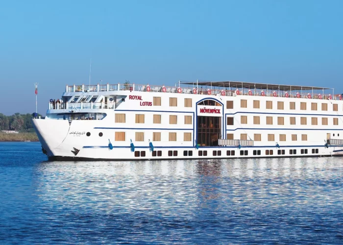 Crucero por el Nilo de Lujo Mövenpick Royal Lotus: Vista panorámica del crucero navegando por el Nilo, mostrando su elegante diseño y lujo entre Luxor y Asuán.