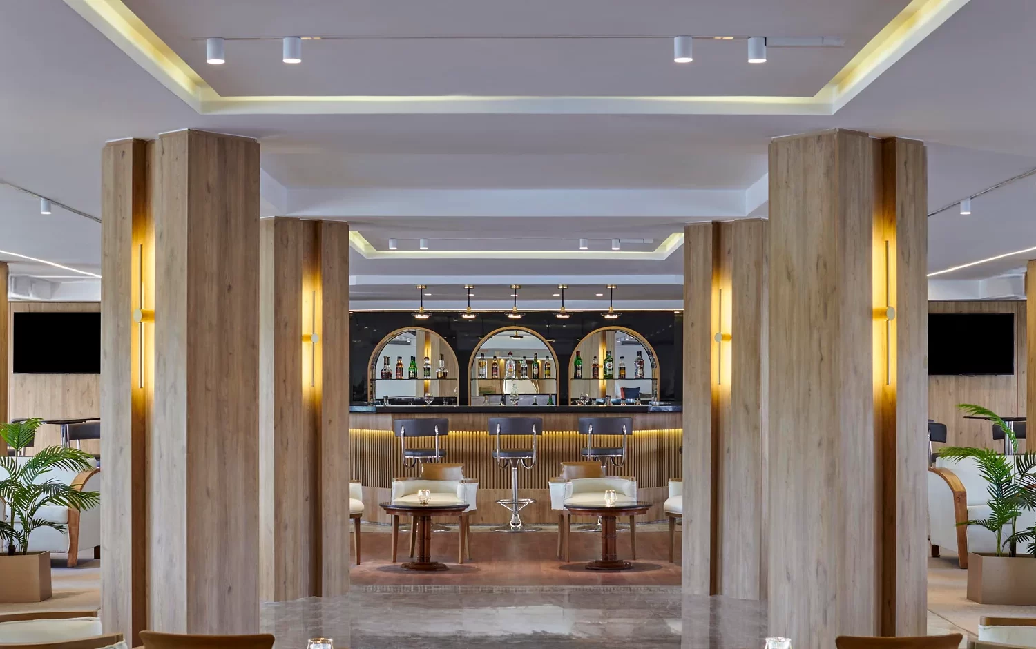 Crucero por el Nilo de Lujo Mövenpick Royal Lotus: Bar elegante a bordo con vistas al Nilo, ideal para disfrutar de bebidas y momentos de relax entre Luxor y Asuán.