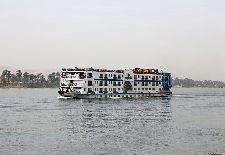 crucero por el Nilo desde Cairo a bordo del Esmeralda Nile Cruise navegando entre Asuán y Luxor