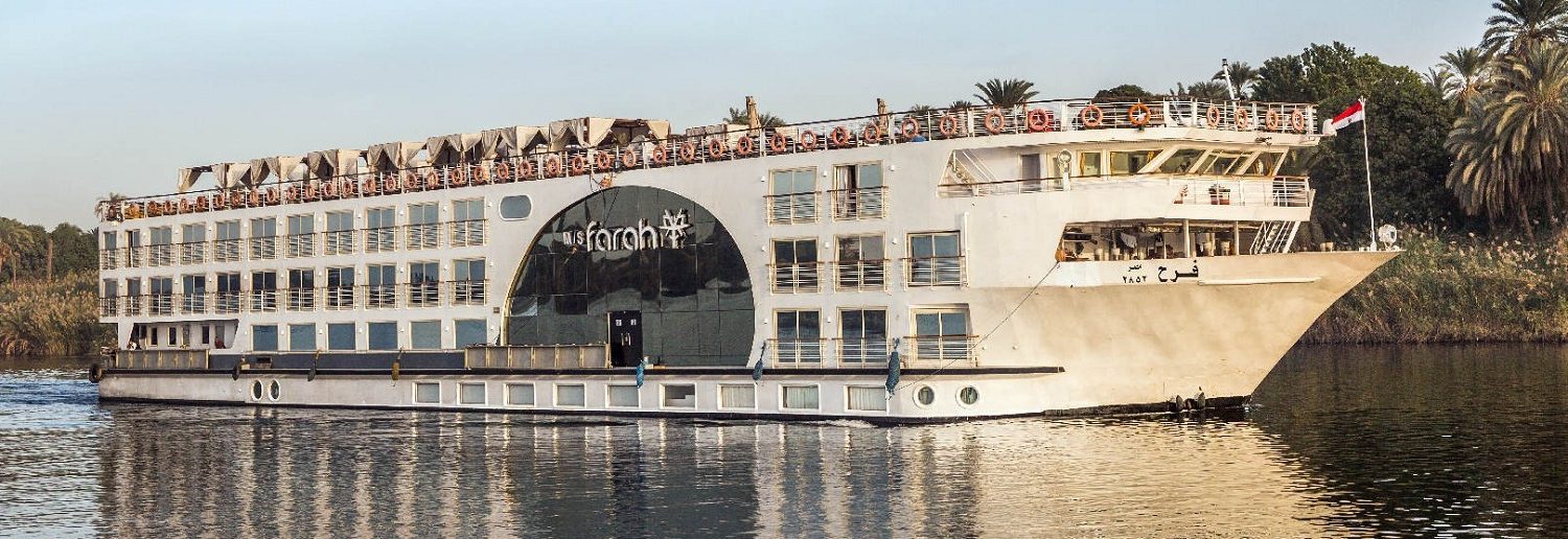 Crucero por el Nilo MS Farah de Gran Lujo navegando por el río Nilo entre Luxor y Asuán, disfrutando de lujo y vistas panorámicas.
