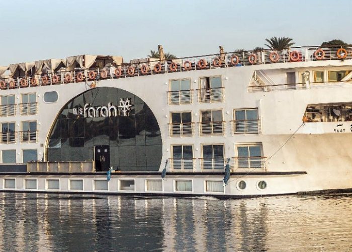 Crucero por el Nilo MS Farah de Gran Lujo navegando por el río Nilo entre Luxor y Asuán, disfrutando de lujo y vistas panorámicas.