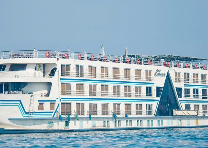 Crucero por el Nilo navegando entre Luxor y Asuán durante un viaje a Egipto 8 días con Pirámides y Nilo