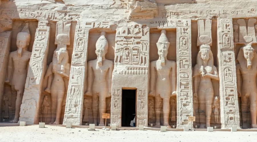 Las Razones para Viajar a Egipto: Explora el majestuoso Templo de la Reina Nefertari en el Valle de las Reinas