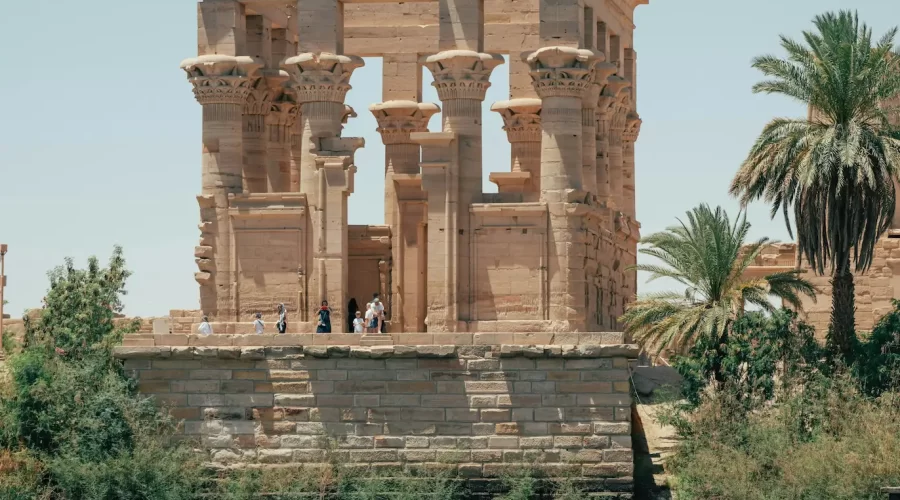 El Templo de Filae en la Isla de Filae sobre el río Nilo, mostrando sus templos ptolemaicos y romanos históricos.