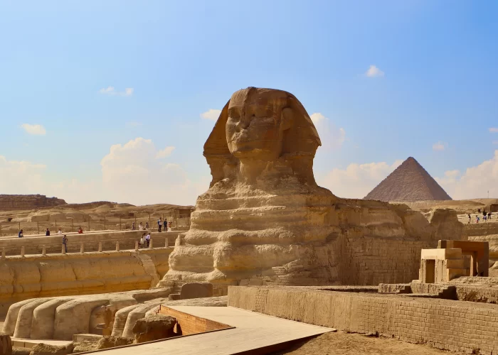 Esfinge de Guiza frente a las Pirámides en El Cairo durante un viaje a Egipto por 4 días