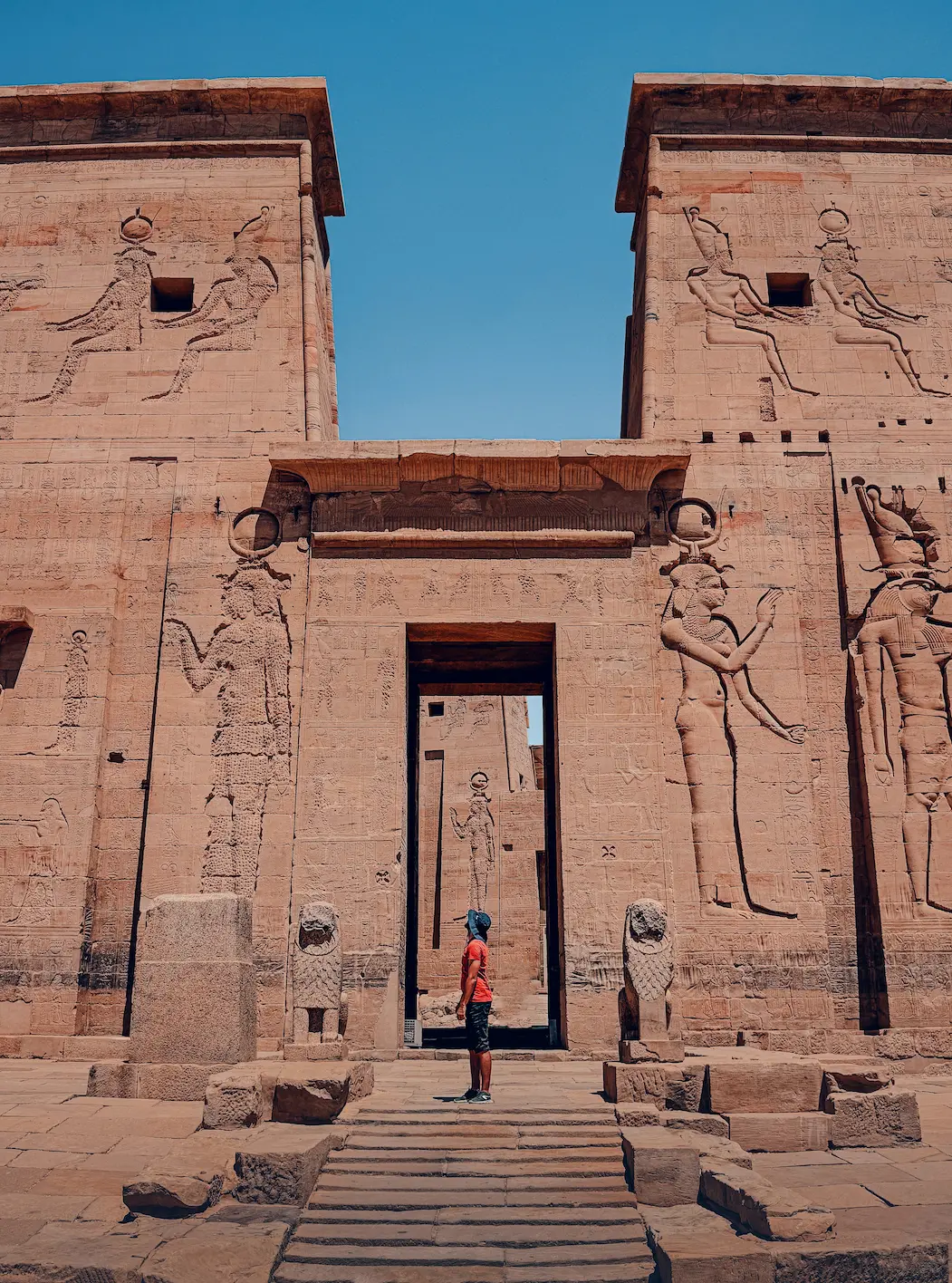 El Templo de Edfu: Vista aérea del Templo de Horus en Edfu mostrando patios, columnas hipostilas y relieves faraónicos