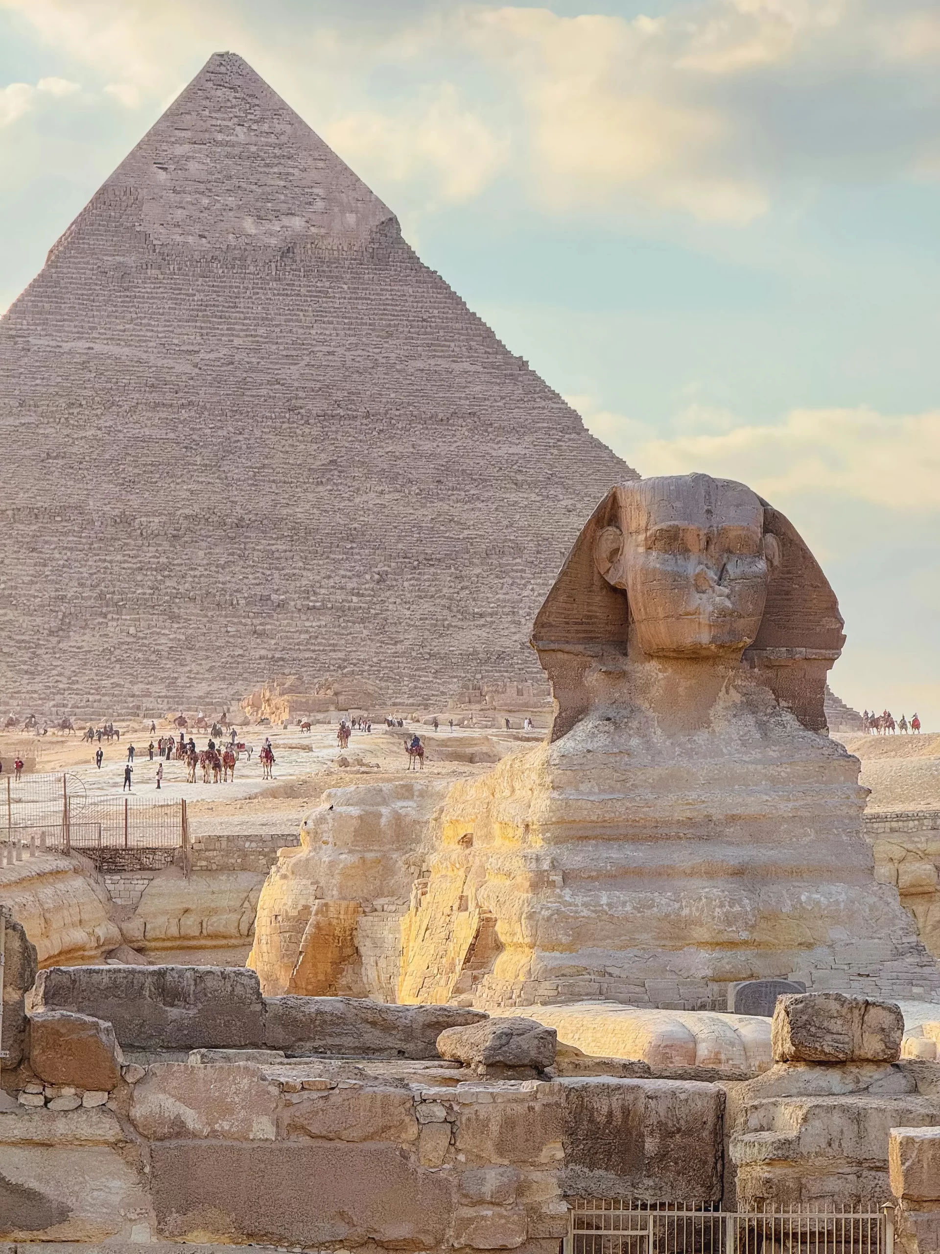 La Ciudad de Guiza en Egipto: Las tres grandes pirámides de Guiza, símbolo del turismo en Guiza y patrimonio histórico de Guiza Egipto.