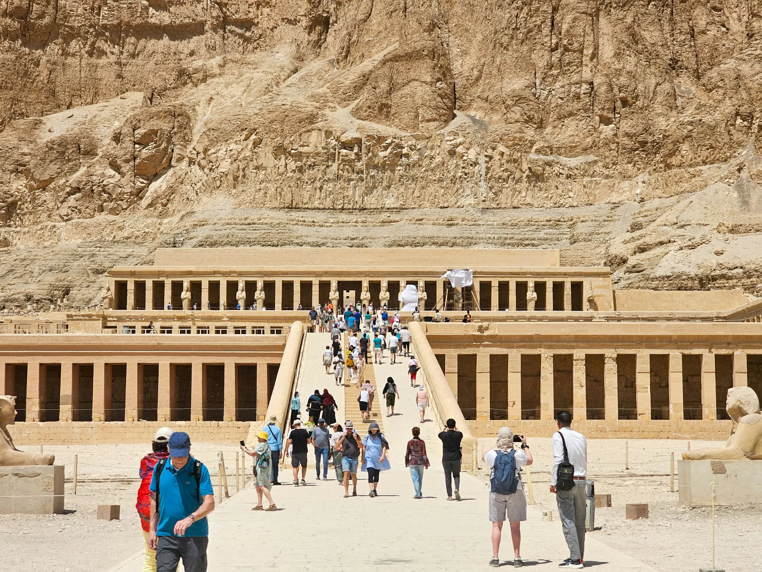 El Templo Mortuorio de Hachepsut: Columnata de Punt y relieves históricos