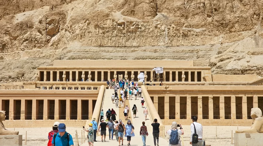 Cosas Que Hacer en Luxor: Fachada del Templo de Hatshepsut entre tumbas y necrópolis históricas